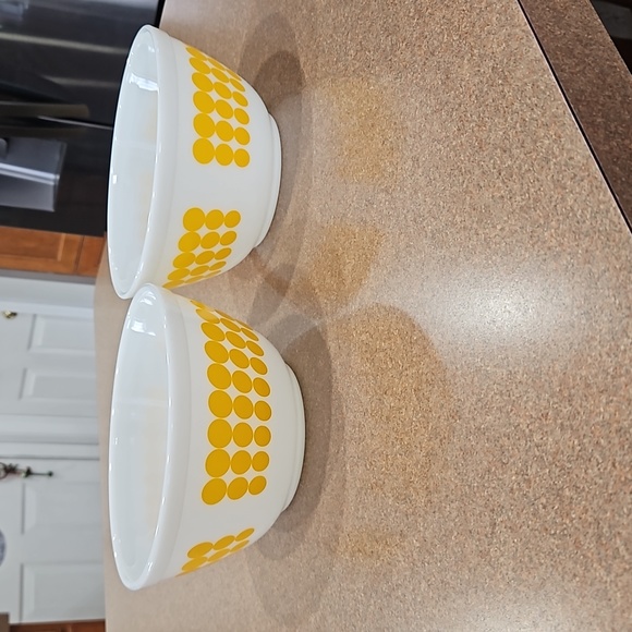 Vintage 2 Pyrex 1.5 Qt Yellow Dot Mixing Bowls!!! - Picture 7 of 17